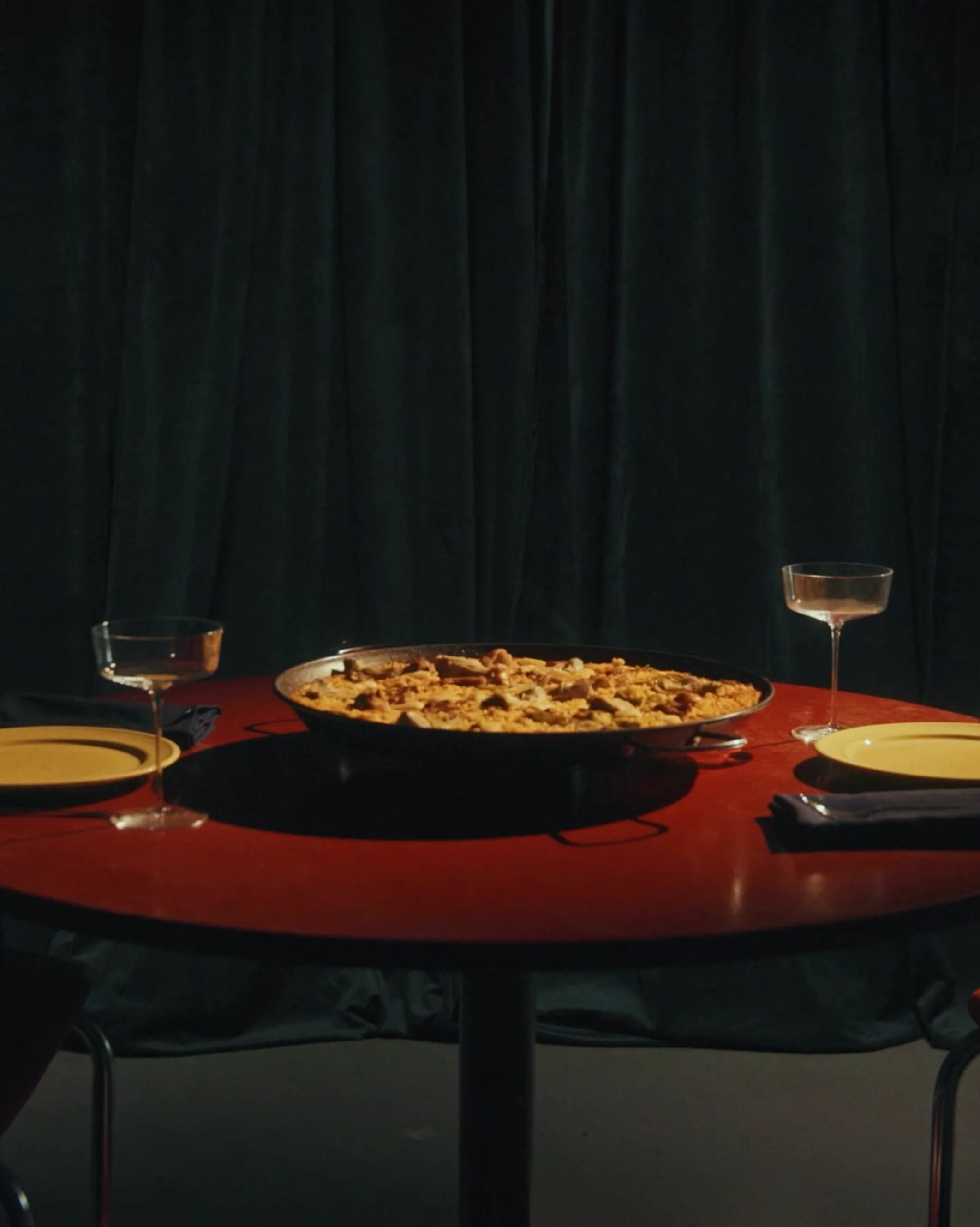 Paella servida en la mesa