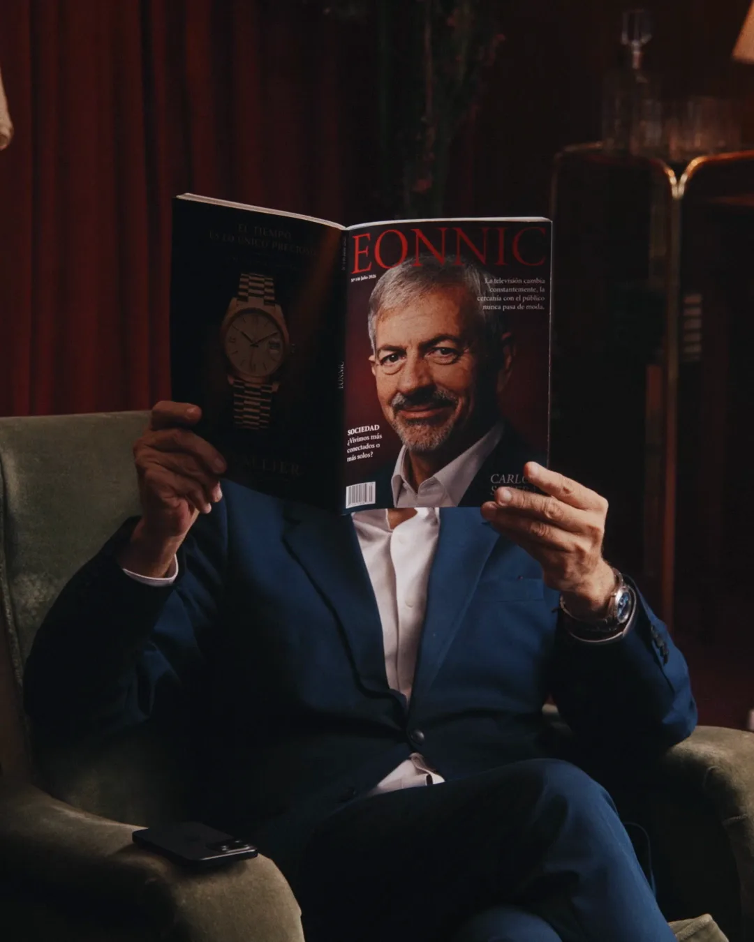 Carlos Sobera sentado en el camerino leyendo una revista
